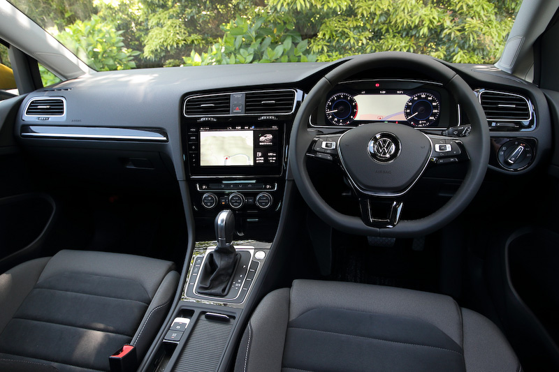 ゴルフ TSI ハイラインのインテリアでは、シート表皮を従来のアルカンターラ＆ファブリックからマイクロフリースに変更