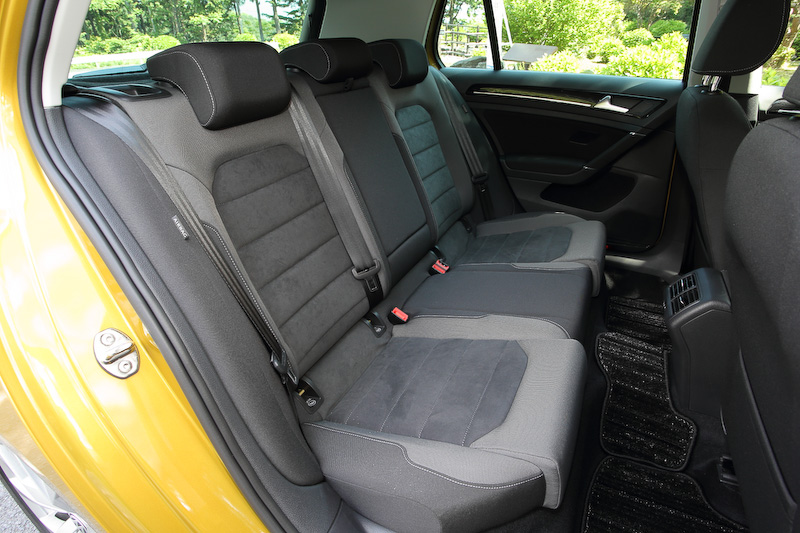 ゴルフ TSI ハイラインのインテリアでは、シート表皮を従来のアルカンターラ＆ファブリックからマイクロフリースに変更