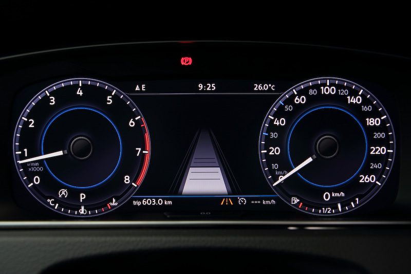 フルデジタル化した12.3インチの液晶ディスプレイを備えるデジタルメータークラスター「Active info Display」