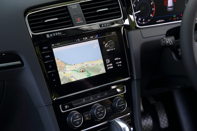 「Discover Pro」の画面はカーナビ表示のほか3分割での表示も可能。左側のカーナビ画面は固定で、右側に車両ステータスや走行時間、携帯電話の接続状態などを表示できる。切り替えは指で長押しして変更可能