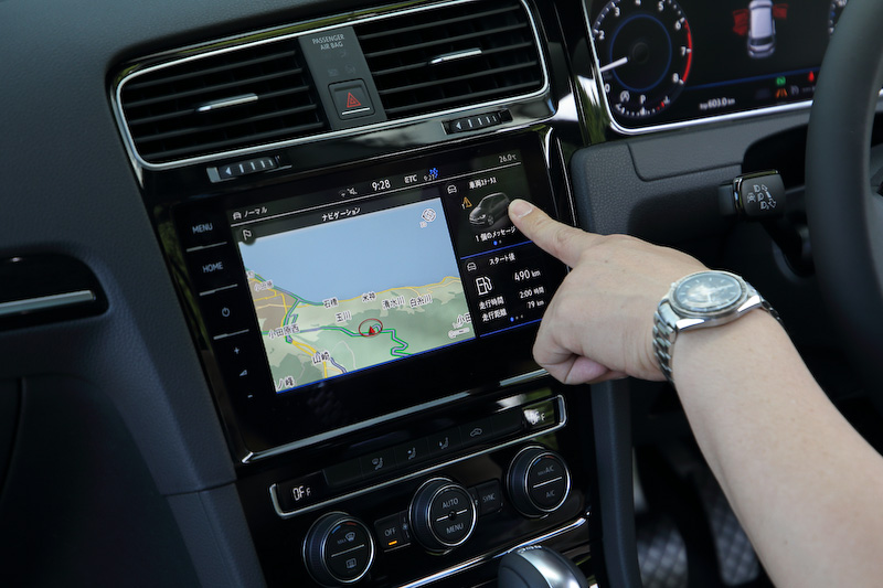 「Discover Pro」の画面はカーナビ表示のほか3分割での表示も可能。左側のカーナビ画面は固定で、右側に車両ステータスや走行時間、携帯電話の接続状態などを表示できる。切り替えは指で長押しして変更可能