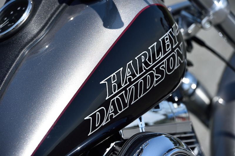 ダイナ・ローライダーは空冷V型2気筒1690ccエンジンと6速トランスミッションを組み合わせ、最大トルク126.0Nm/3250rpmを発生。大型の2in1エキゾーストも外観上でのポイントになっている