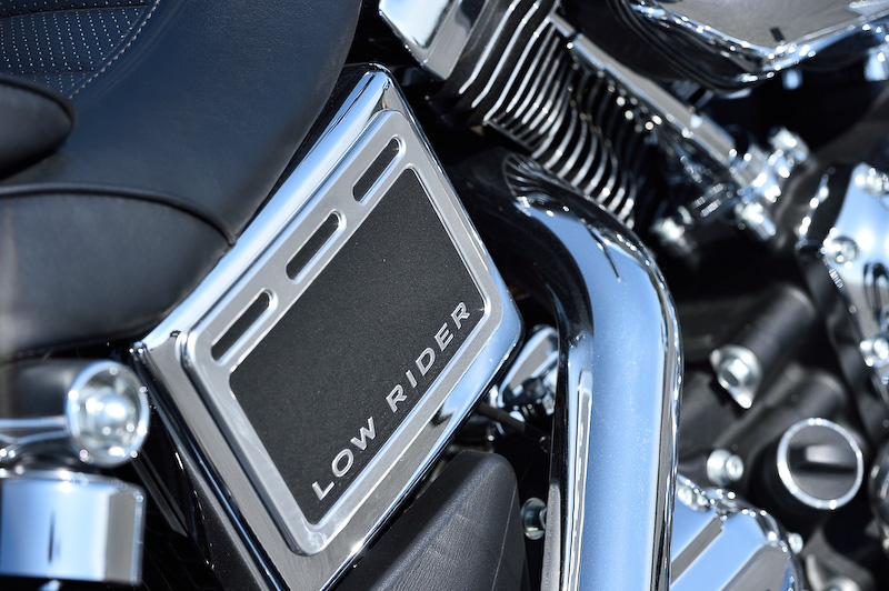 ダイナ・ローライダーは空冷V型2気筒1690ccエンジンと6速トランスミッションを組み合わせ、最大トルク126.0Nm/3250rpmを発生。大型の2in1エキゾーストも外観上でのポイントになっている