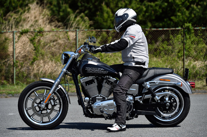 ダイナ・ローライダーにまたがったところ