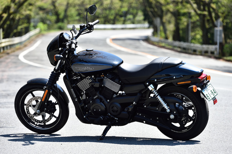 “都会向けマシン”として発表されたストリート750の全長は2215mm、ホイールベースは1520mm。シート高は720mm、最低地上高は145mm。97万5000円からというプライス設定