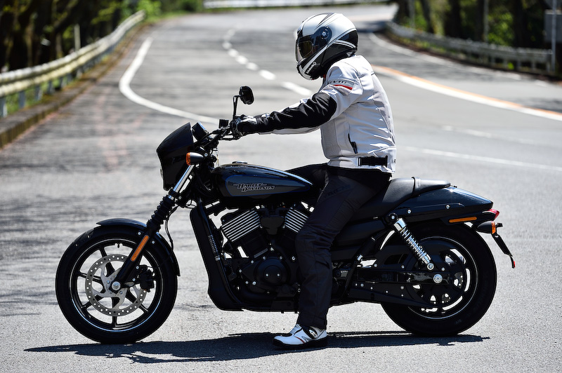 ストリート750にまたがったところ