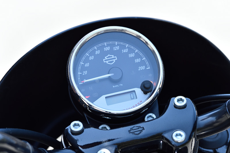 ストリート750は水冷V型2気筒749ccエンジンに6速トランスミッションを搭載。最大トルクは59.0Nm/4000rpmを発生する