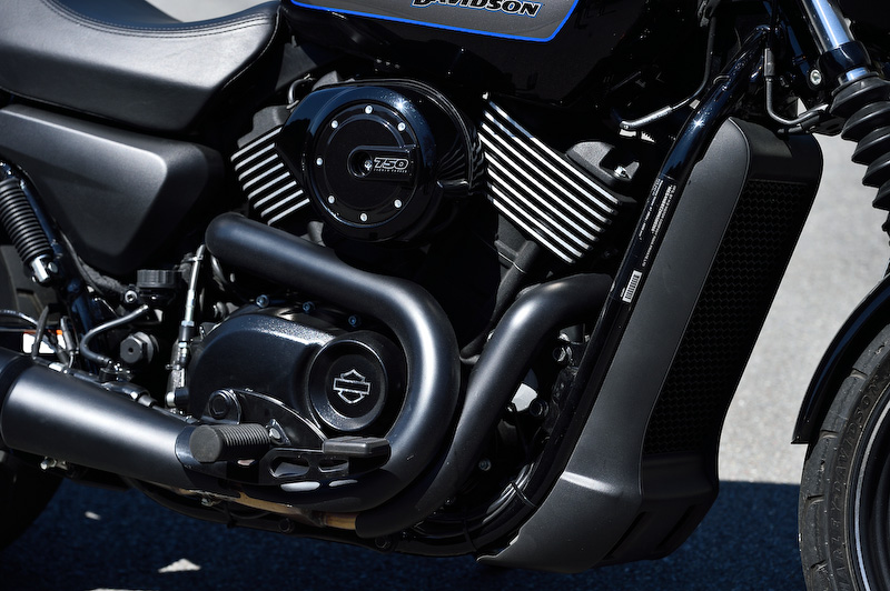 ストリート750は水冷V型2気筒749ccエンジンに6速トランスミッションを搭載。最大トルクは59.0Nm/4000rpmを発生する