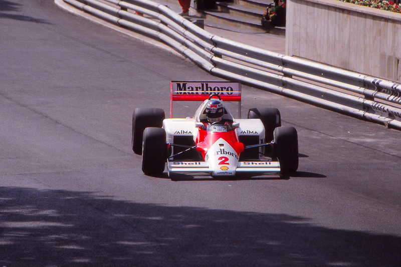 仮設スタンドはポジションが高く撮影には不向き。マクラーレン・ポルシェ2号車はニコの父、ケケ・ロズベルグ