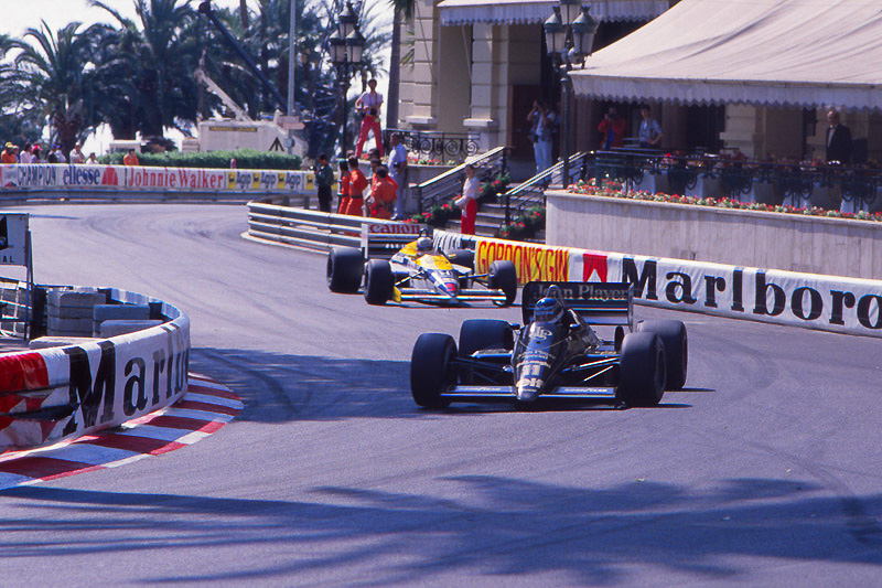 スタンド下、ガードレール付近から金網越しに撮影した。右に見えるのがホテル・ド・パリ