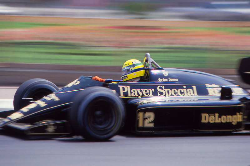 黒金のJPSロータスはカッコイイ。セナの黄色のヘルメットも似合う。翌年はマシンがキャメルイエローになるのでこの年がセナ＋JPSの最後の年だ