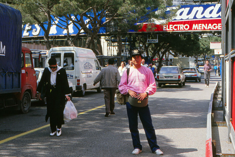 当時のピットロード。黄線の左側でタイヤ交換を行なう。立木の左側がレーシングコース