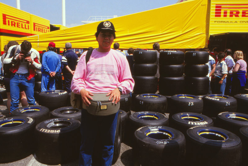 タイヤサービスは誰でも近付ける場所で行なわれていた。ちなみにピンクのトレーナーは鈴鹿サーキットのコース図が描かれたトレーナー