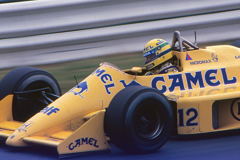 セナのマシンはキャメルイエローに。翌年マクラーレンに移籍したセナはチャンピオンを獲得する