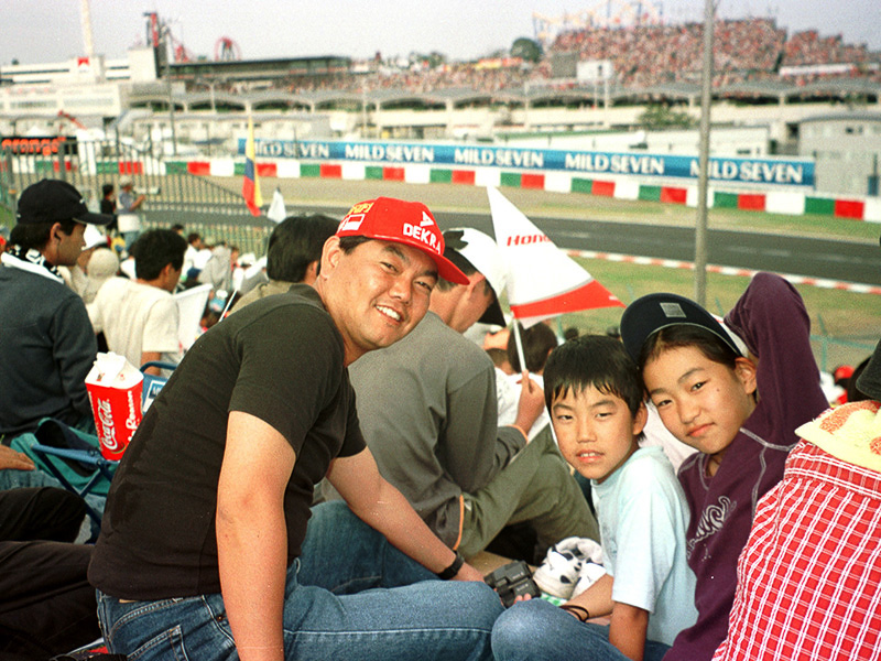 2000年頃は親子で観戦。時が経ち、娘は結婚し子供を出産。筆者はお爺ちゃんになった。息子は社会人となり、2015年のF1日本グランプリは友人と観戦した