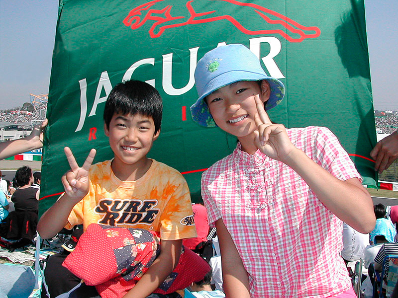 2000年頃は親子で観戦。時が経ち、娘は結婚し子供を出産。筆者はお爺ちゃんになった。息子は社会人となり、2015年のF1日本グランプリは友人と観戦した