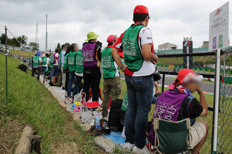 カメラマンエリアの盛況ぶりと日本のアマチュアカメラマンが使用する機材は海外メディアが驚くほどだ