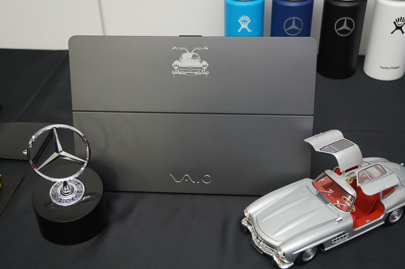 300SLのスケールモデル（右）とセットで