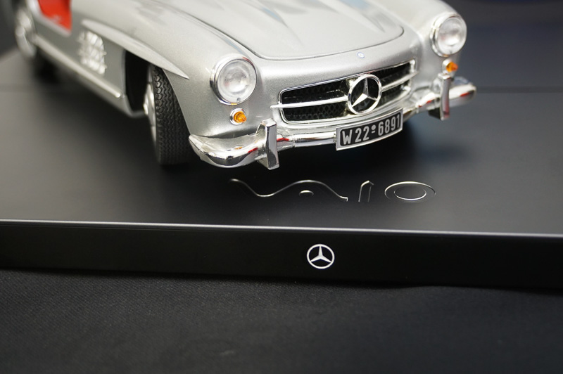 300SLのスケールモデルとヒンジ部外側のスリーポインテッドスター