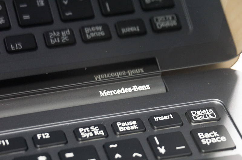 ヒンジ部内側のMercedes-Benzレーザー刻印