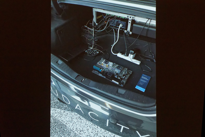 リンカーン MKZを自動運転試験車両として使用している例が多い理由は、アクセルやステアリングの制御が電気信号によるものだから、とのこと