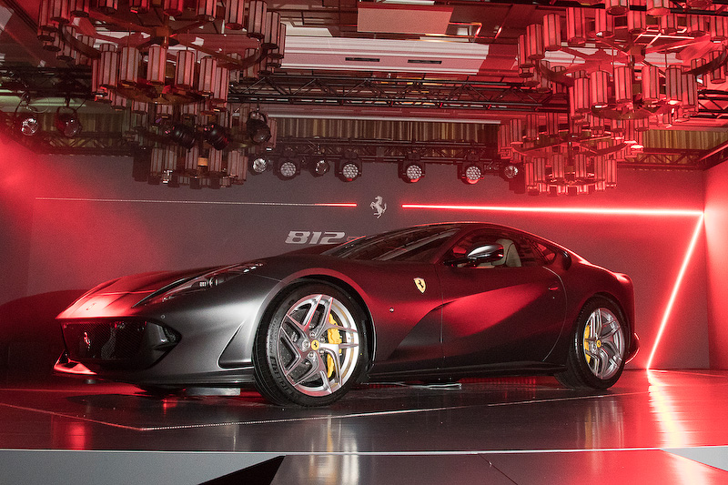 ジャパンプレミアされた812 SuperFast。ボディサイズは4657×1971×1276mm（全長×全幅×全高）、ホイールベースは2720mm。乾燥重量は1525kg。最高速340km/h、0-100km/h加速2.9秒というスペック