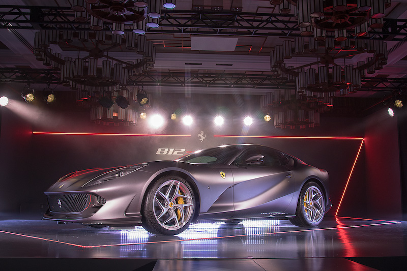 ジャパンプレミアされた812 SuperFast。ボディサイズは4657×1971×1276mm（全長×全幅×全高）、ホイールベースは2720mm。乾燥重量は1525kg。最高速340km/h、0-100km/h加速2.9秒というスペック