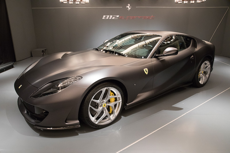 ジャパンプレミアされた812 SuperFast。ボディサイズは4657×1971×1276mm（全長×全幅×全高）、ホイールベースは2720mm。乾燥重量は1525kg。最高速340km/h、0-100km/h加速2.9秒というスペック