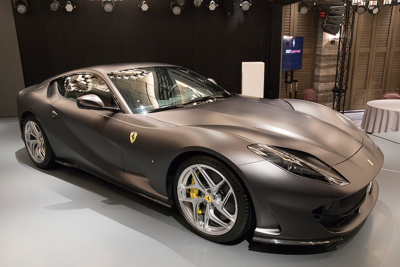 ジャパンプレミアされた812 SuperFast。ボディサイズは4657×1971×1276mm（全長×全幅×全高）、ホイールベースは2720mm。乾燥重量は1525kg。最高速340km/h、0-100km/h加速2.9秒というスペック