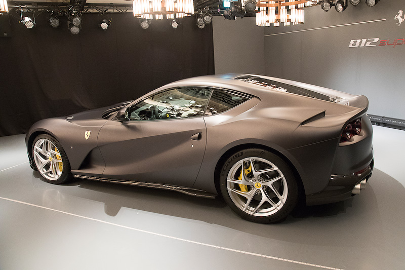 ジャパンプレミアされた812 SuperFast。ボディサイズは4657×1971×1276mm（全長×全幅×全高）、ホイールベースは2720mm。乾燥重量は1525kg。最高速340km/h、0-100km/h加速2.9秒というスペック