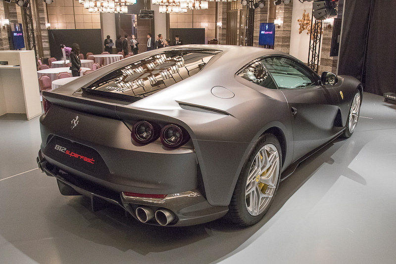 ジャパンプレミアされた812 SuperFast。ボディサイズは4657×1971×1276mm（全長×全幅×全高）、ホイールベースは2720mm。乾燥重量は1525kg。最高速340km/h、0-100km/h加速2.9秒というスペック