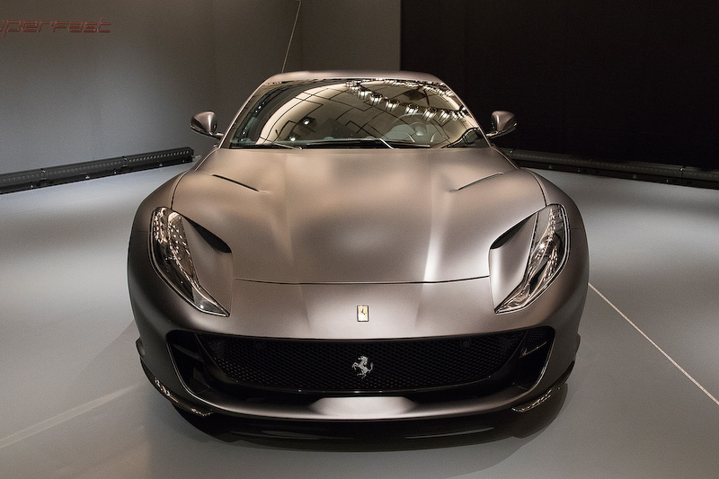 ジャパンプレミアされた812 SuperFast。ボディサイズは4657×1971×1276mm（全長×全幅×全高）、ホイールベースは2720mm。乾燥重量は1525kg。最高速340km/h、0-100km/h加速2.9秒というスペック