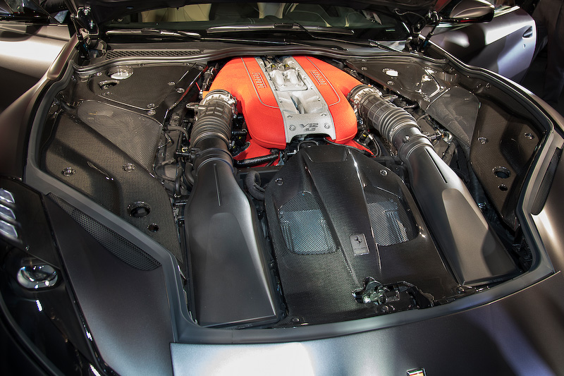同社のプロダクションモデル史上最強となる最高出力588kW（800CV）/8500rpm、最大トルク718Nm/7000rpmを発生するV型12気筒6.5リッター自然吸気エンジン。エンジンルーム内にはエアロダイナミクス用のカーボン製ダクトも通っている