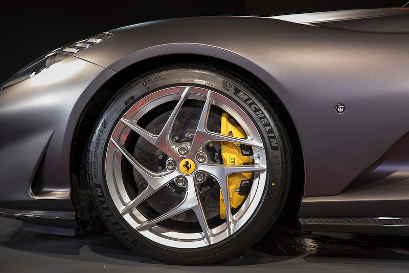 タイヤの銘柄はミシュラン「パイロットスポーツ」（フロント275/35 ZR20、リア315/35 ZR20）