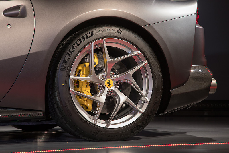 タイヤの銘柄はミシュラン「パイロットスポーツ」（フロント275/35 ZR20、リア315/35 ZR20）