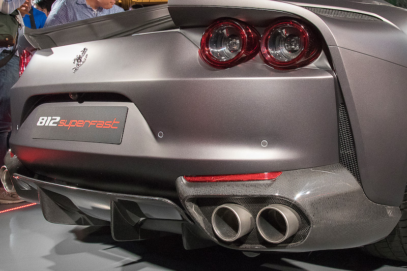 マフラーは片側2本ずつの4本出し。バンパーの一部になっているカーボンのマフラープロテクターがリアの迫力を増している。テールライトは丸型