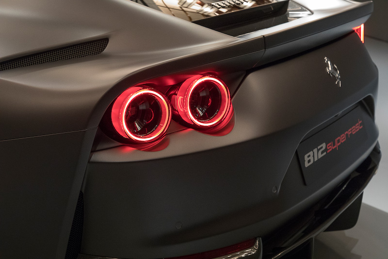 マフラーは片側2本ずつの4本出し。バンパーの一部になっているカーボンのマフラープロテクターがリアの迫力を増している。テールライトは丸型