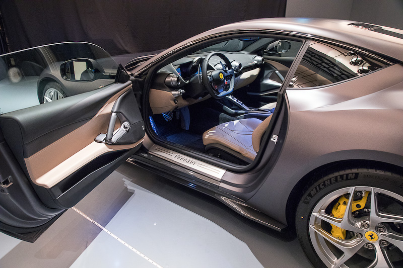 812 SuperFastのインテリア。先進的なデザインのインパネや人間工学的に優れた形状のシートを採用する