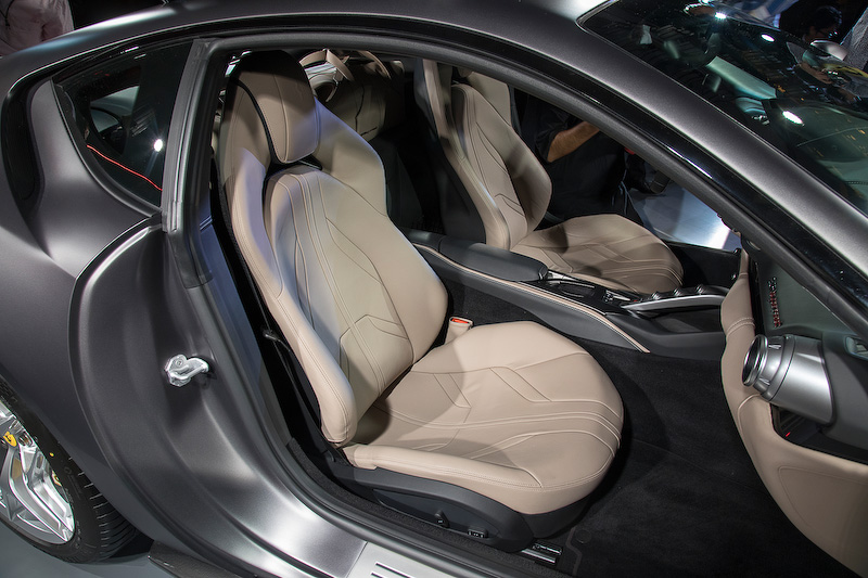 812 SuperFastのインテリア。先進的なデザインのインパネや人間工学的に優れた形状のシートを採用する