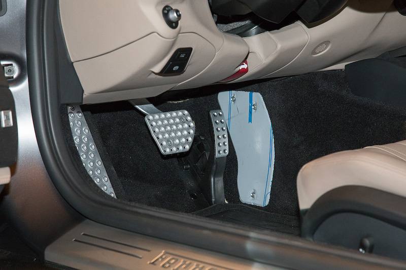 特徴的なメーターとステアリング。タコメーターはアナログ式でセンターに配置。多機能ステアリングにはエンジンスタートボタンも組み込まれる。ペダルは2ペダル