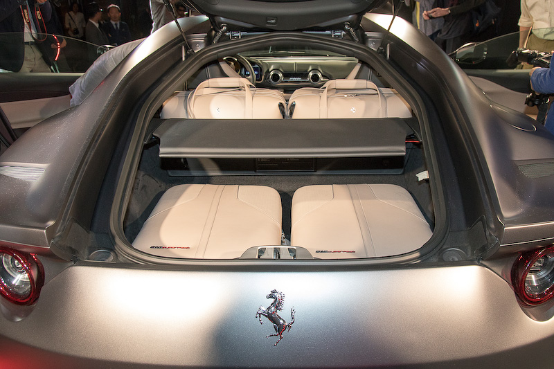 センターのエアコン吹き出し口のデザインも独特。助手席側に812 SuperFastのエンブレムが付く。そしてフロントエンジンなのでリアには大きめのケースとカバンがそれぞれ2つ載るほどのトランクスペースがある