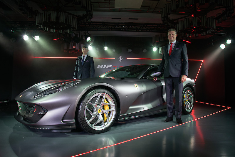 最後にクネヒテル氏は「私たちはもっともパワフルで最速のV12フェラーリを創造しました。ステアリングを握って得られるエモーション、そしてドライビングエクスペリエンスはどの市場を見ても812 SuperFastに匹敵するクルマは存在しません」と結んだ