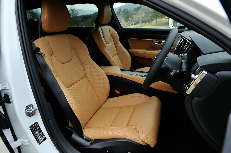 インテリアの基本デザインはベースのV90に準ずるが、ブラックに塗装されたウッドパネルは専用品になる。インテリアカラーはチャコール、シートカラーはアンバー