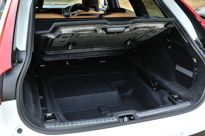 インテリアの基本デザインはベースのV90に準ずるが、ブラックに塗装されたウッドパネルは専用品になる。インテリアカラーはチャコール、シートカラーはアンバー