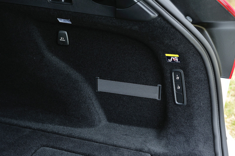 インテリアの基本デザインはベースのV90に準ずるが、ブラックに塗装されたウッドパネルは専用品になる。インテリアカラーはチャコール、シートカラーはアンバー