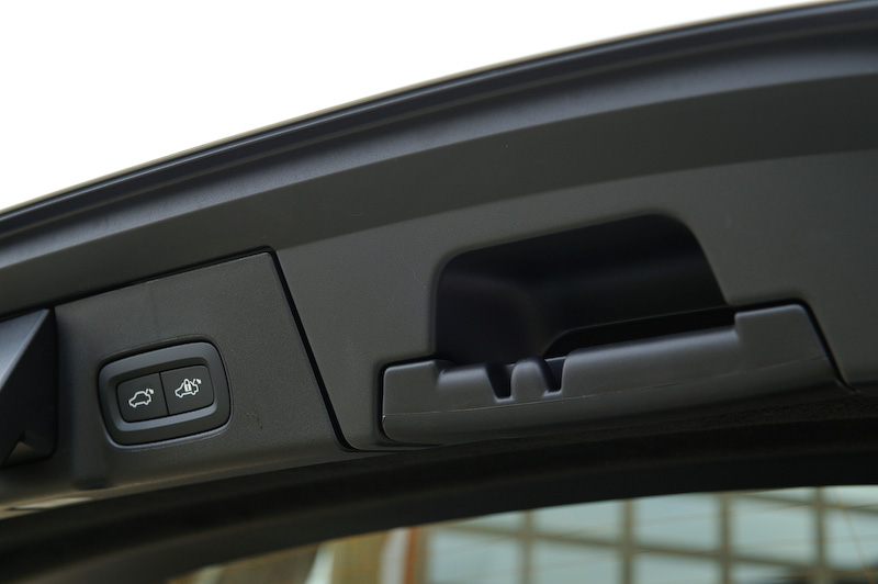 インテリアの基本デザインはベースのV90に準ずるが、ブラックに塗装されたウッドパネルは専用品になる。インテリアカラーはチャコール、シートカラーはアンバー