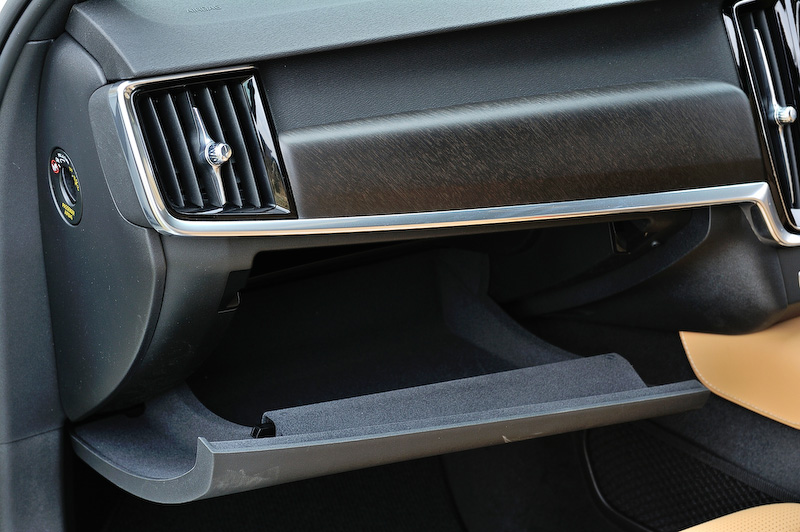 インテリアの基本デザインはベースのV90に準ずるが、ブラックに塗装されたウッドパネルは専用品になる。インテリアカラーはチャコール、シートカラーはアンバー