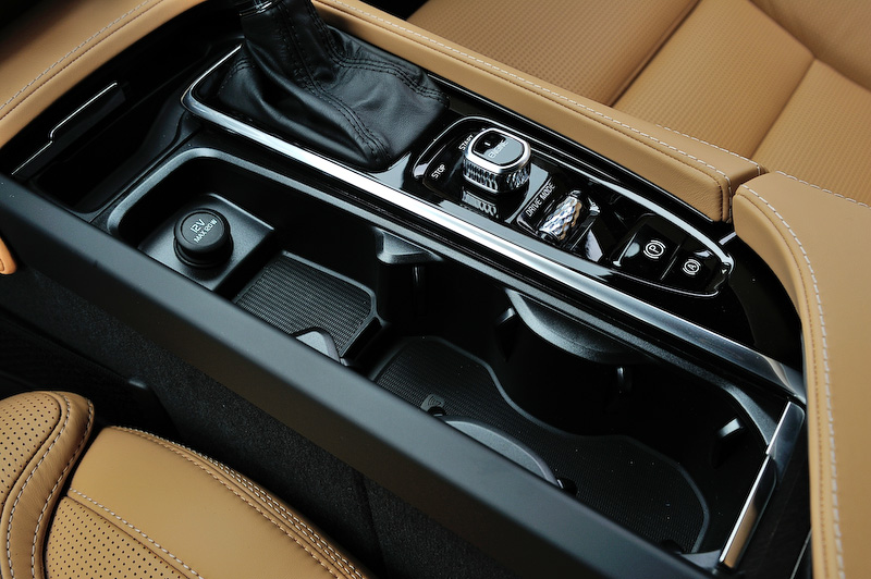 インテリアの基本デザインはベースのV90に準ずるが、ブラックに塗装されたウッドパネルは専用品になる。インテリアカラーはチャコール、シートカラーはアンバー