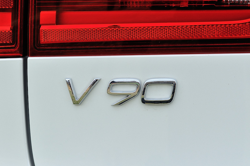 リアまわりでは「Cross Country」ロゴが入るバンパーを装着