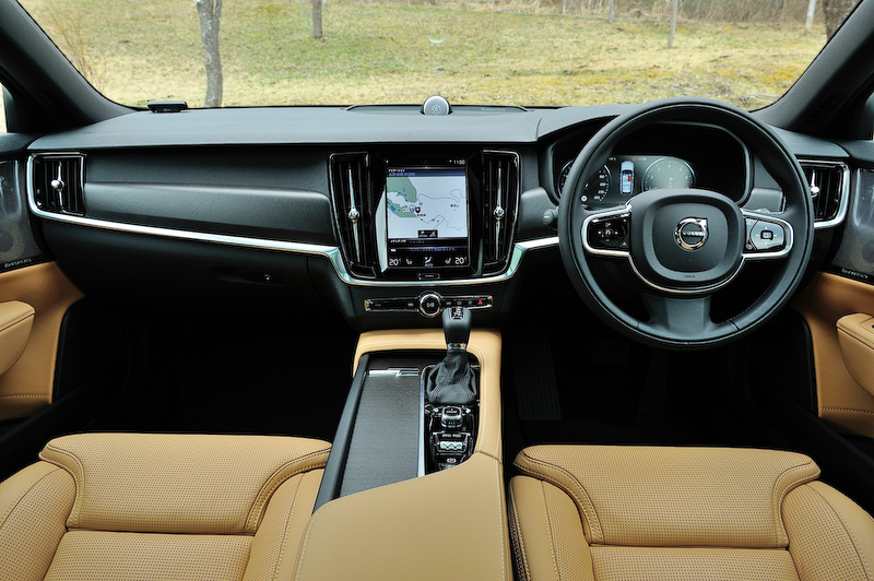 インテリアの基本デザインはベースのV90に準ずるが、ブラックに塗装されたウッドパネルは専用品になる。インテリアカラーはチャコール、シートカラーはアンバー